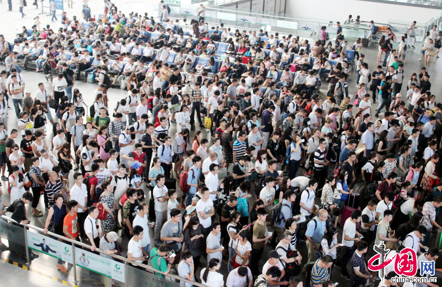 6月30日，旅客在蘇州火車站候車大廳內等候乘車。 中國網圖片庫 王建康攝影