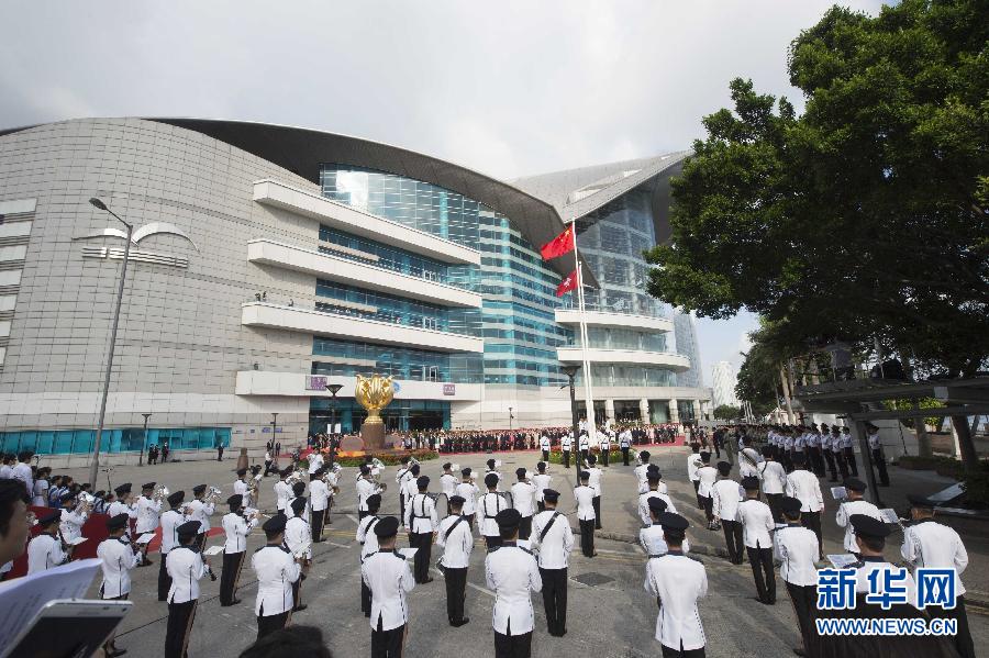 （時政）（1）香港特區舉行升旗儀式慶祝回歸18週年