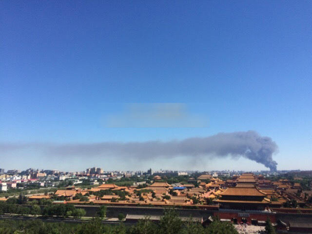 北京大红门木材厂失火 浓烟冲天数公里外可见