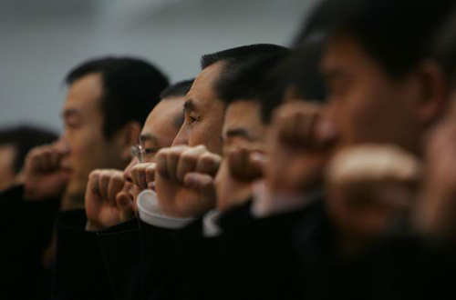 我国通过宪法宣誓制度 明年1月起实行