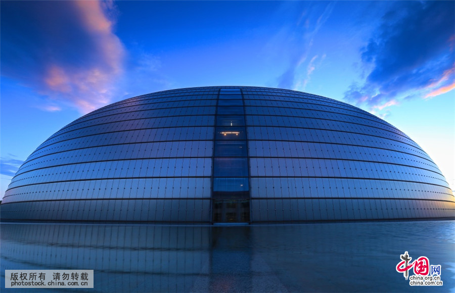 2015年7月1日，北京好天气，傍晚时分国家大剧院宛如天空之镜。中国网图片库 杨东摄