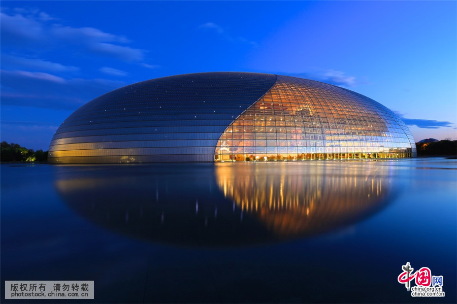 2015年7月1日，北京好天氣，傍晚時分國家大劇院宛如天空之鏡。中國網圖片庫 楊東攝