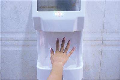 实验显示洗手后用烘手机菌落数量增近七成(图)