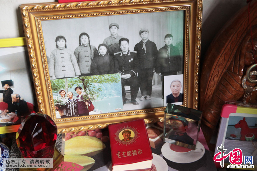 作為曾經的紅小鬼，萬老對毛主席十分敬重和愛戴——案頭放的是毛主席水晶像和《毛主席指示》。中國網圖片庫 楊俊琦攝
