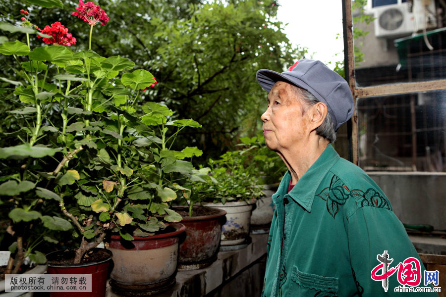 万老今年已91岁高龄，为人乐观，身体硬朗，精神矍铄。时光过去70多年，万老的一些记忆虽已模糊，但有几个片段却丝毫没有褪色，万老讲起它仍激情豪迈，又把我们带回了那段荡气回肠的战争年月。中国网图片库 杨俊琦摄