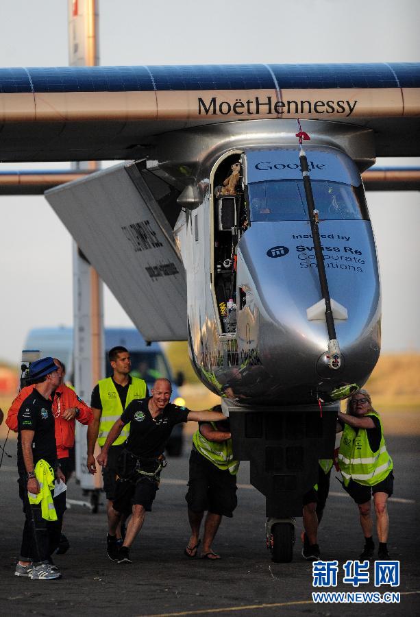 （国际）（2）全球最大太阳能飞机“阳光动力”2号连续飞行118小时抵达夏威夷 