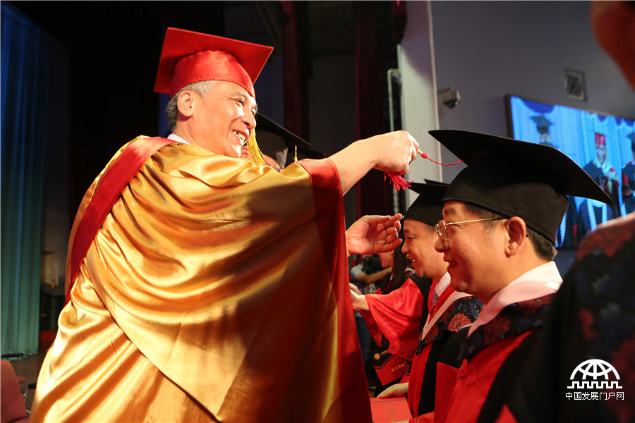 7月5日，中国科学院大学举行2015年学位授予仪式，共授予学位9833人，其中，5035名同学获得博士学位，4798名同学获得硕士学位，这是中国规模最大的研究生学位授予仪式。