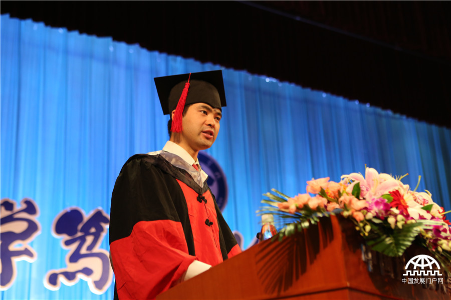 7月5日，中国科学院大学2015年学位授予仪式，国家奖学金获得者、中科院生态环境研究中心孙飞翔博士发言。