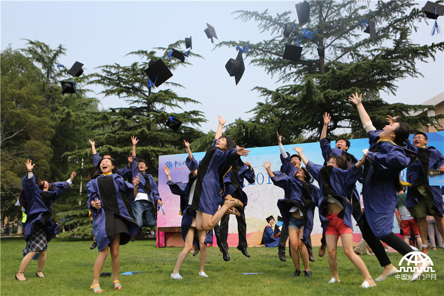 7月5日，中国科学院大学举行2015年学位授予仪式，5035名同学获得博士学位，4798名同学获得硕士学位