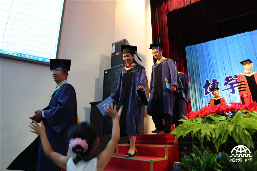 7月5日，中国科学院大学举行2015年学位授予仪式，5035名同学获得博士学位，4798名同学获得硕士学位