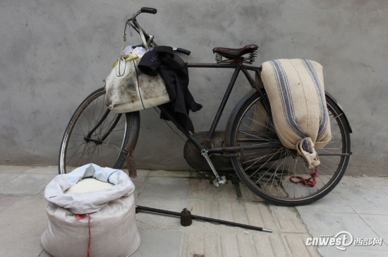 西安小贩玩穿越骑28自行车卖大米