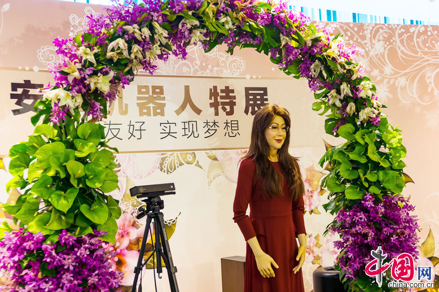  2015年07月07日，上海，美女安卓機器人現身虹橋，能説會唱表情豐富。