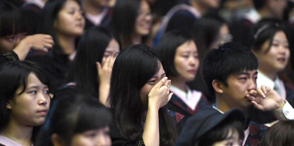 浙江大學校長畢業典禮致辭時，在場學生痛哭流涕