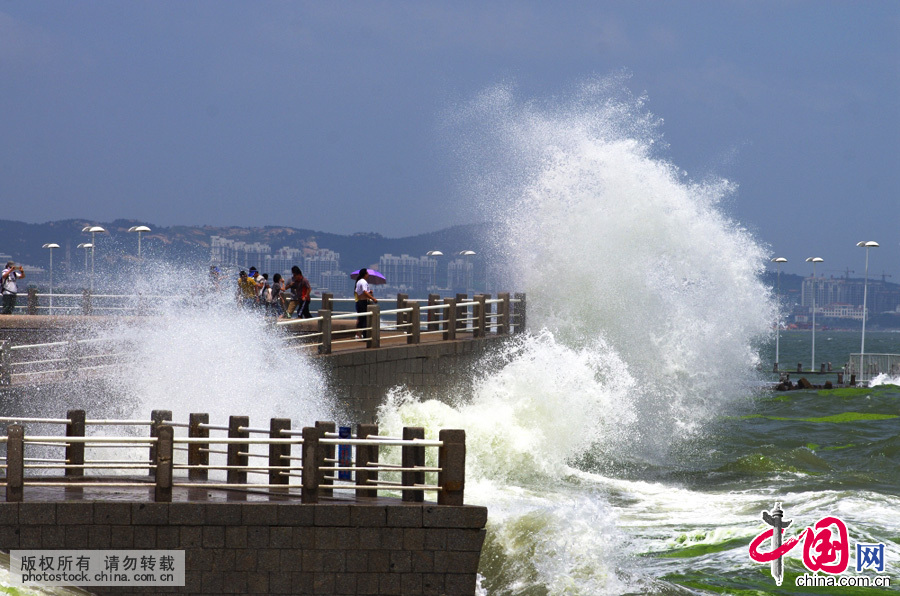 2015年7月11日，山东省日照市灯塔风景区海岸沿线海浪冲上岸边掀起的巨浪。中国网图片库 张磊摄