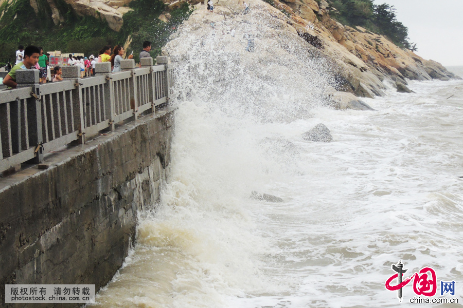 2015年7月11日，連雲港市西大堤，颱風掀起的大浪，吸引眾多遊客拍照。中國網圖片庫 耿玉和攝