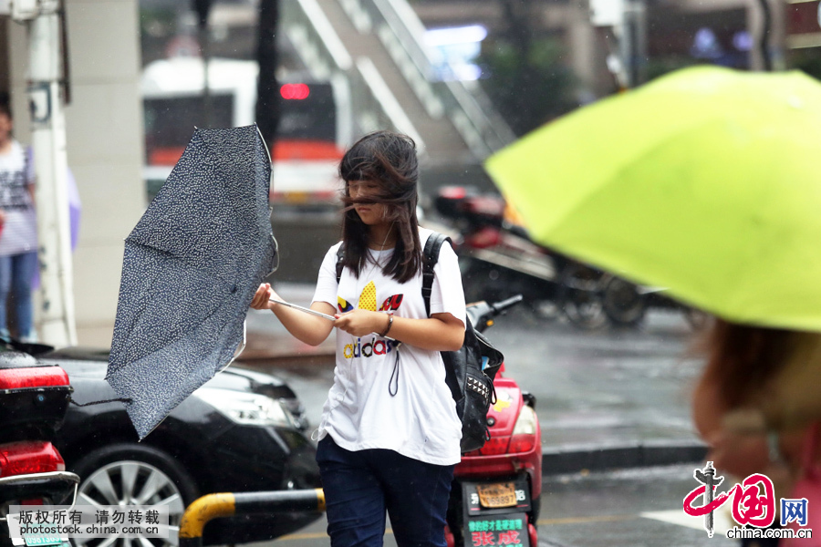  7月11日，江蘇常州一行人的雨傘被大風吹翻。受強颱風“燦鴻”影響，江蘇常州颳起7-8級大風，並伴有大到暴雨。常州氣象臺發佈颱風黃色預警，該市啟動防颱風Ⅳ級應急響應。中國網圖片庫 陳暐攝