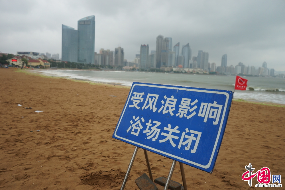  7月12日，山東青島，第9號颱風“燦鴻”全面影響青島。沿海景區看到，受到颱風影響，幾米高的海浪不斷擊打岸邊。棧橋及青島各大海水浴場拉起遊客警示牌，暫停開放。