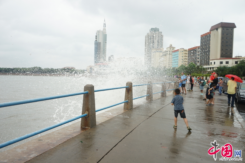  7月12日，山東青島，第9號颱風“燦鴻”全面影響青島。沿海景區看到，受到颱風影響，幾米高的海浪不斷擊打岸邊。棧橋及青島各大海水浴場拉起遊客警示牌，暫停開放。