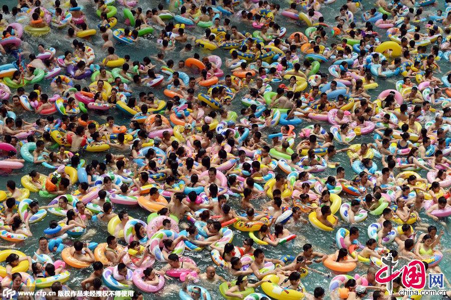 2015年07月12日，四川遂宁，高温天气来袭，大英县中国“死海”旅游度假区游客爆满。 图片来源：CFP