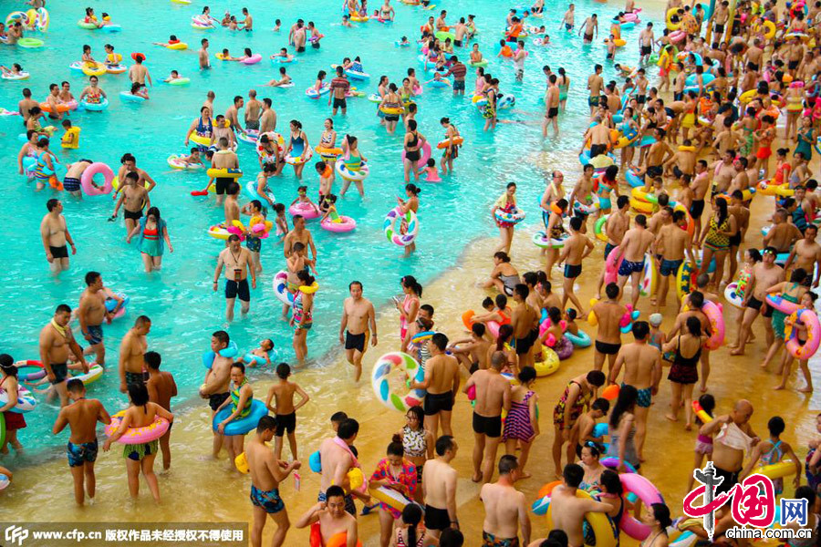 2015年07月12日，四川遂宁，高温天气来袭，大英县中国“死海”旅游度假区游客爆满。 图片来源：CFP