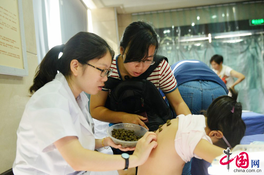 2015年7月13日，浙江省杭州市，小朋友在浙江省中醫院的大廳裏進行伏季貼敷治療。