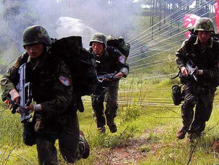 中國空降兵部隊舉行大型裝備演練