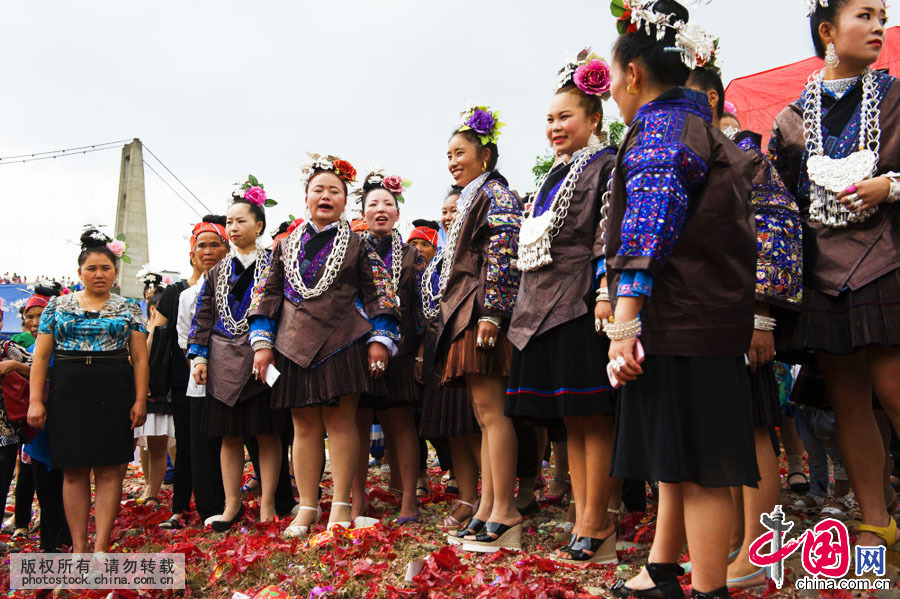 身着苗族盛装的姑妈们唱起苗歌给娘家寨子的龙舟队祈福。中国网图片库 尹忠摄
