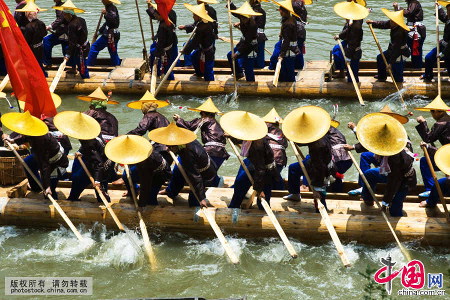 36名水手着统一传统服饰，竞赛时齐声呐喊，奋力前划。中国网图片库 尹忠摄