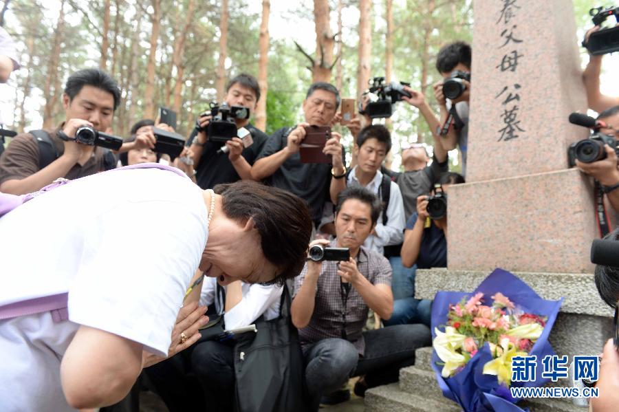 （抗戰勝利70週年）（1）日本遺孤在哈爾濱祭拜中國養父母公墓
