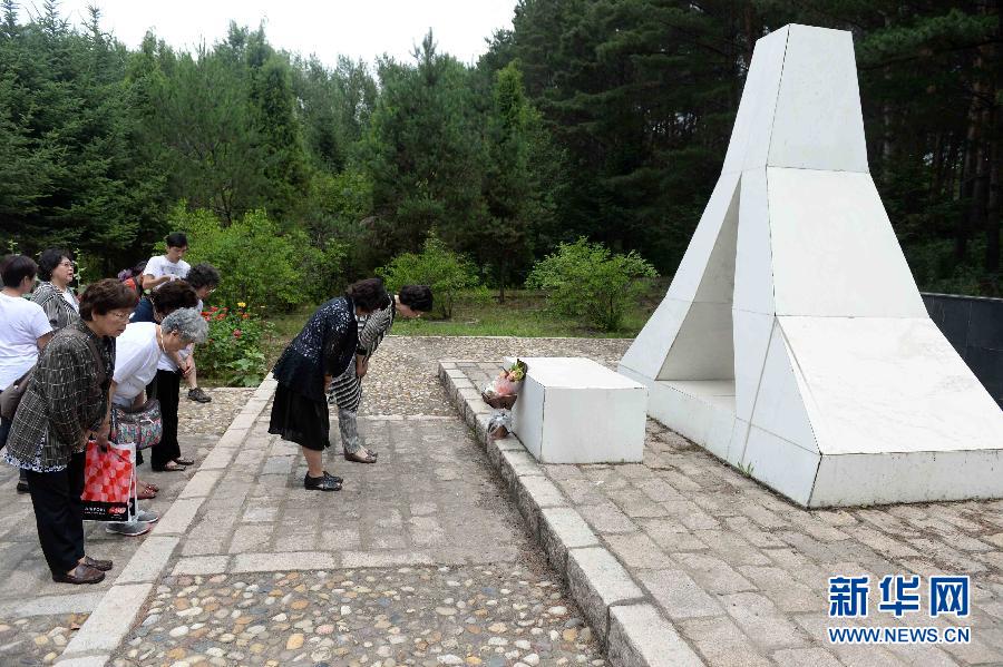 （抗戰勝利70週年）（2）日本遺孤在哈爾濱祭拜中國養父母公墓