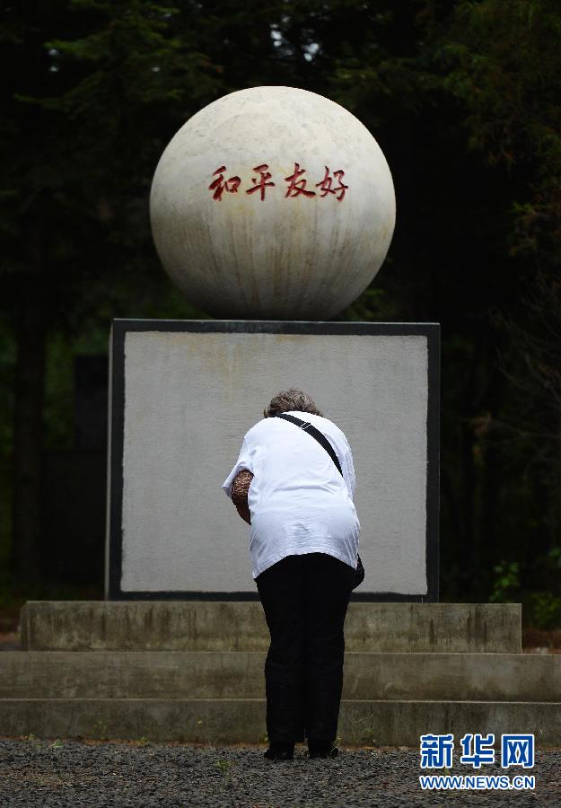 （抗戰勝利70週年）（4）日本遺孤在哈爾濱祭拜中國養父母公墓