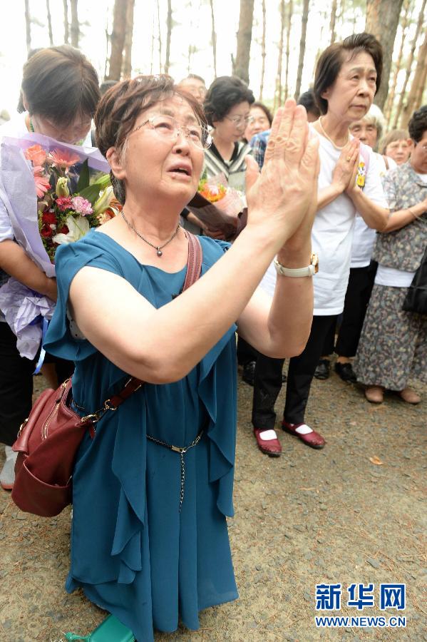 （抗戰勝利70週年）（5）日本遺孤在哈爾濱祭拜中國養父母公墓
