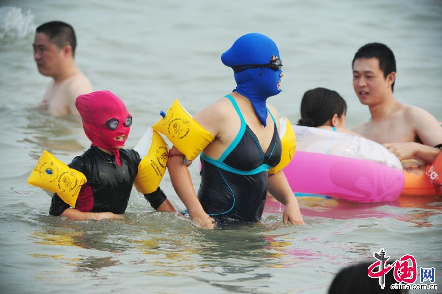 2015年7月13日，青島第一海水浴場，臉基尼已經不再是青島大媽的專利，在青島第一海水浴場，還出現了期“臉基尼”親子套裝，年輕的媽媽帶著自己的孩子，著“臉基尼”親子套裝引領別樣時尚。