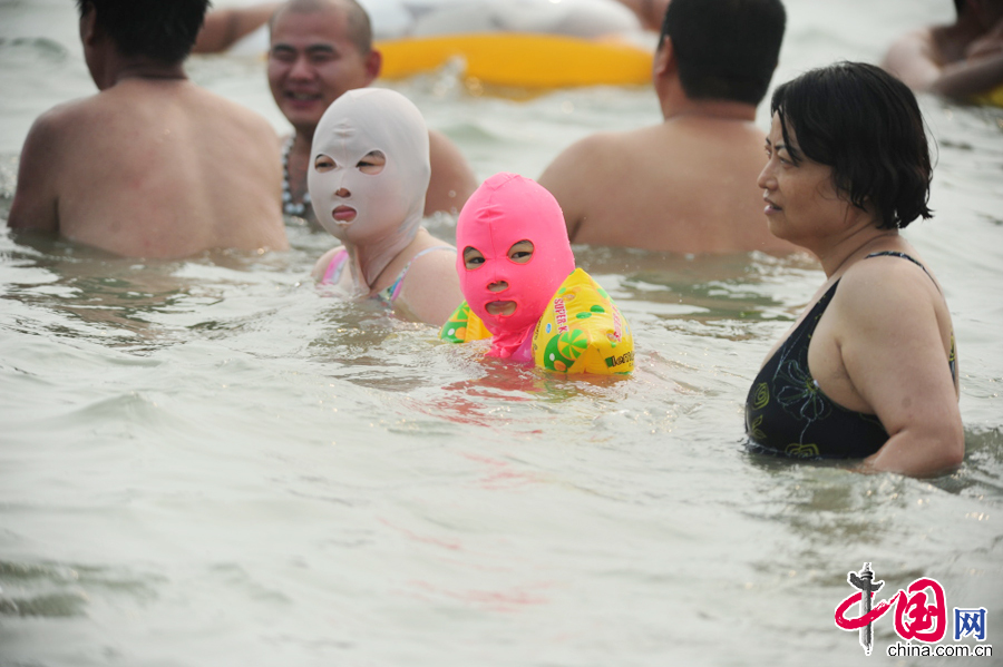 2015年7月13日，青島第一海水浴場，臉基尼已經不再是青島大媽的專利，在青島第一海水浴場，還出現了期“臉基尼”親子套裝，年輕的媽媽帶著自己的孩子，著“臉基尼”親子套裝引領別樣時尚。