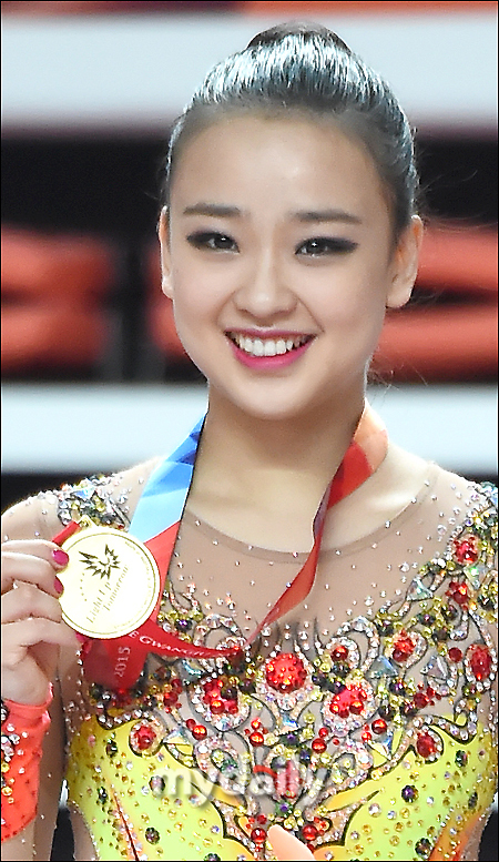 韩国美少女孙妍在大运会全能夺冠