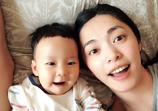 姚晨在微博晒出一组和儿子的自拍,"不服"网友称儿子更像曹郁的她力证