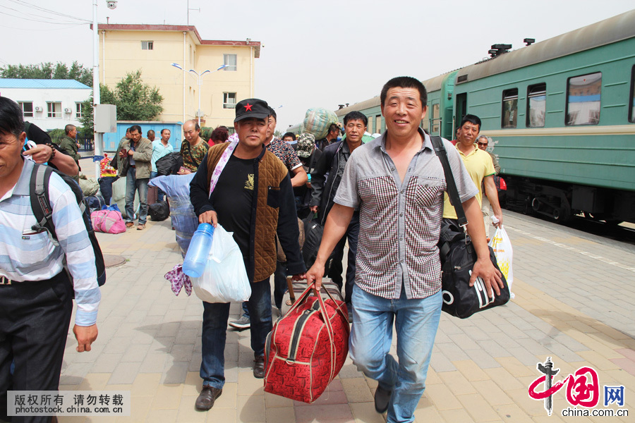2015年7月14日，烏蘭巴托至二連浩特國際旅客列車抵達二連口岸，83名中國工人陸續走下火車。中國網圖片庫 郭鵬傑攝