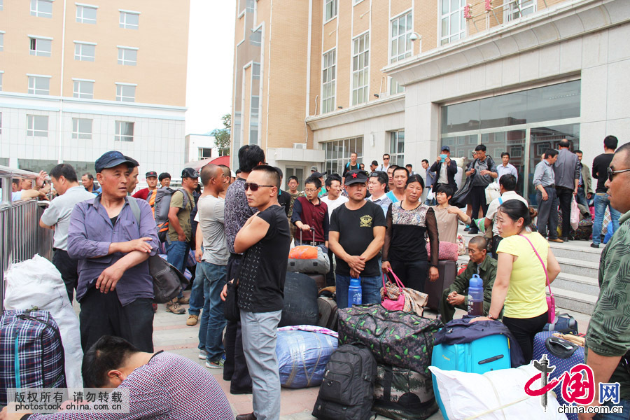 2015年7月14日，工人們在二連浩特火車站外等待中方接站人員。中國網圖片庫 郭鵬傑攝 