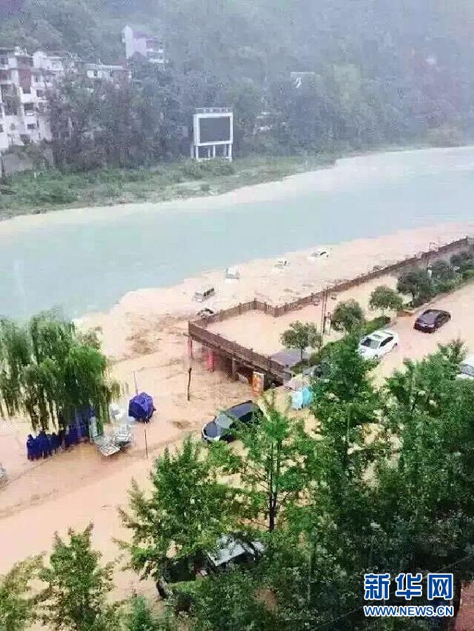 （请以此说明为准）（突发事件）（2）重庆巫溪暴雨引发山洪 多辆车被冲入河中