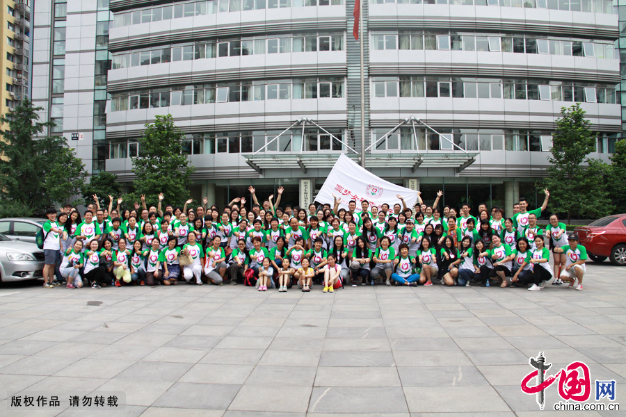 7月15日，统一着装的120名自愿者和吕梁女孩代表在出发前往吕梁市前合影留念。中国网记者 张钰摄