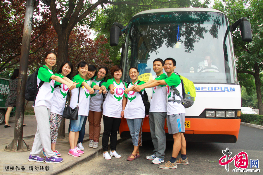 7月15日，9名自愿者乘车前往北京西站坐火车去吕梁。中国网记者 张钰摄