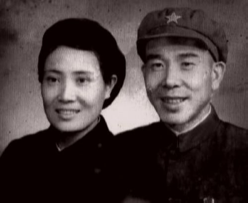 黄永胜与夫人项辉方合影