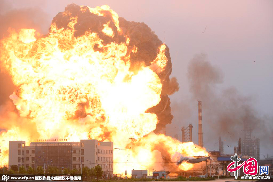 2015年07月16日，山东日照，岚山区石大科技一液化氢罐发生泄露燃烧。 图片来源：CFP