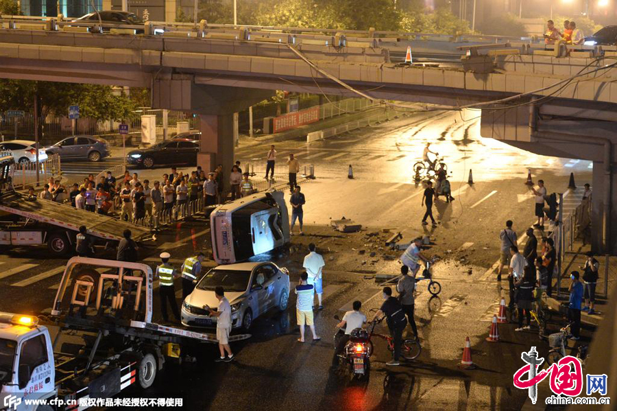 北京：“路虎”深夜衝下國貿橋 砸到小轎車
