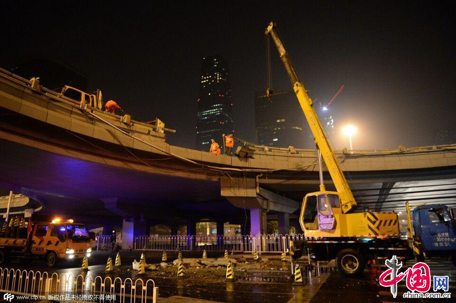 北京：“路虎”深夜衝下國貿橋 砸到小轎車