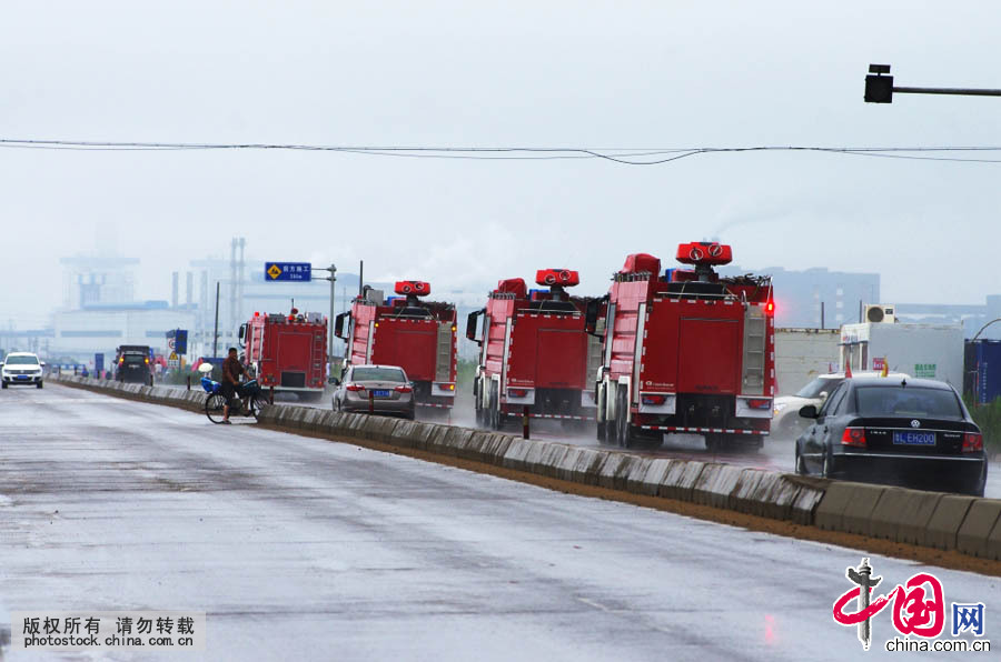 7月16日，事故發生後，消防部門第一時間趕到案發現場，正在全力撲救。中國網圖片庫
