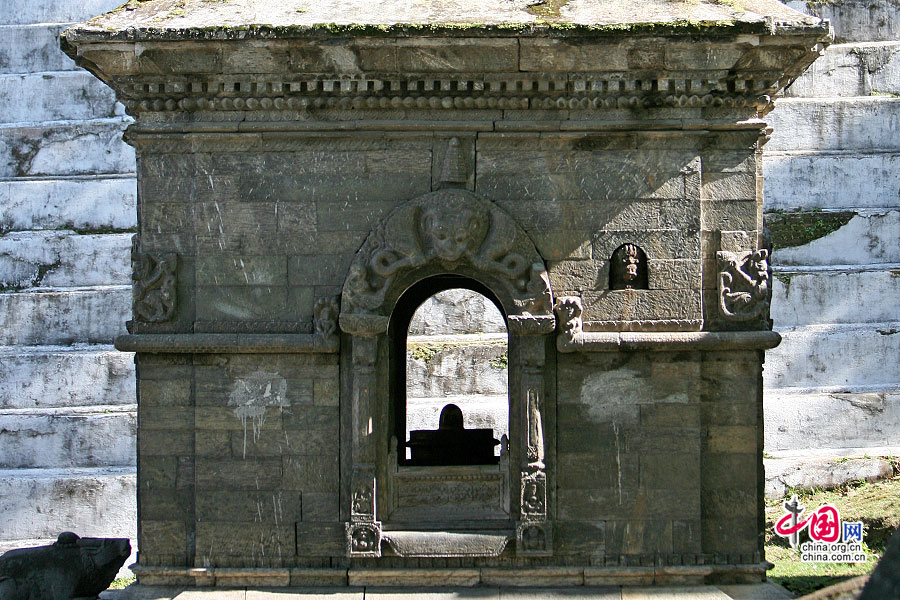 石塔中央供奉着象征湿婆的林伽