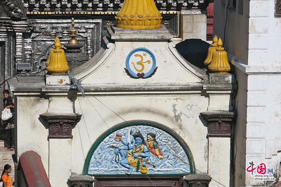 帕斯帕提那神庙正门上的湿婆与妻子浮雕