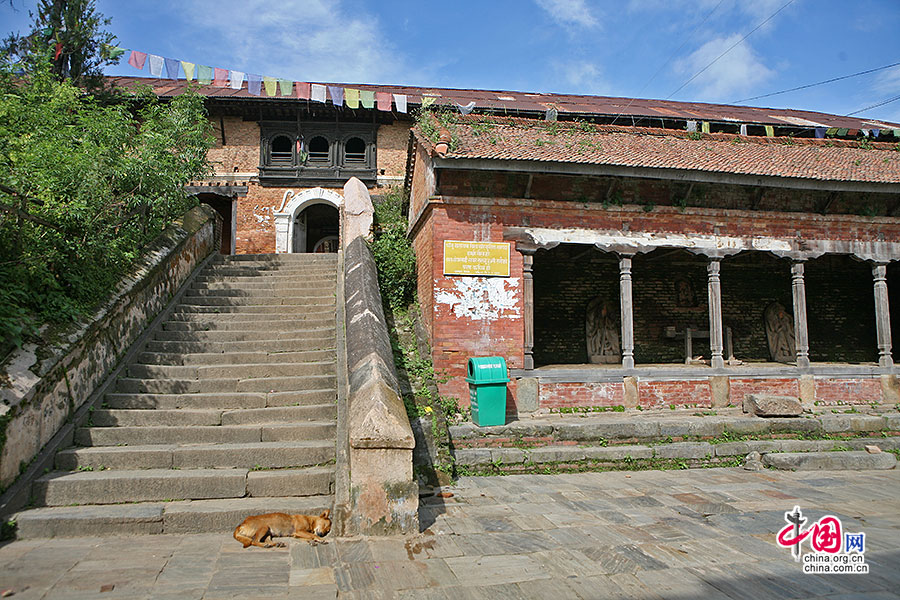 纳拉扬神庙位于村子的最顶端