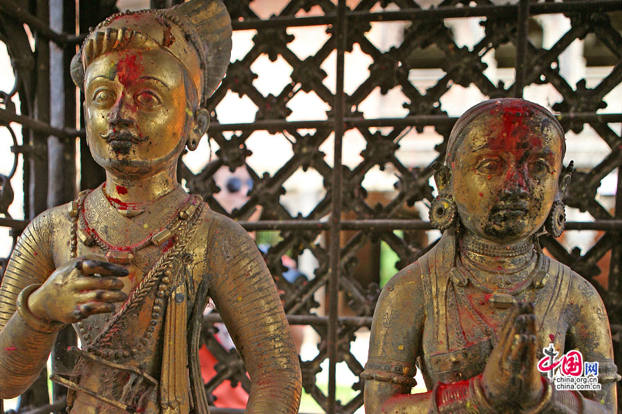 马拉国王与母亲的铜像